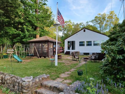 6 Maple St, Kingston, NH 03848-3344