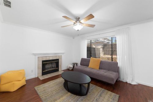 860 Meadowhawk Dr, Vacaville, CA 95687-7334