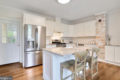 2417 Vineyard Rd, Falling Waters, WV 25419-7900
