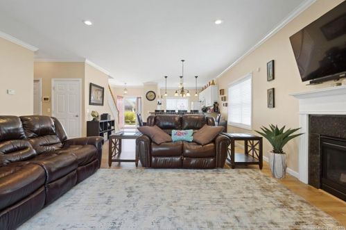 4 Windermere Village Rd, Ellington, CT 06029-3839