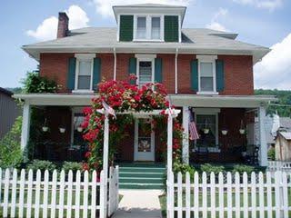 702 3rd Ave, Minnehaha Springs, WV 24954-1142