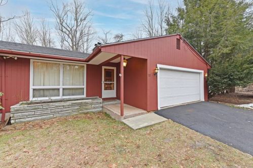 32 Middletown Ave, East Hampton, CT 06424-1730