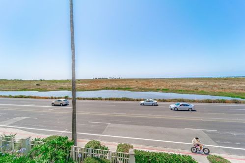 4165 Warner Ave, Huntington Beach CA  92649-4255 exterior