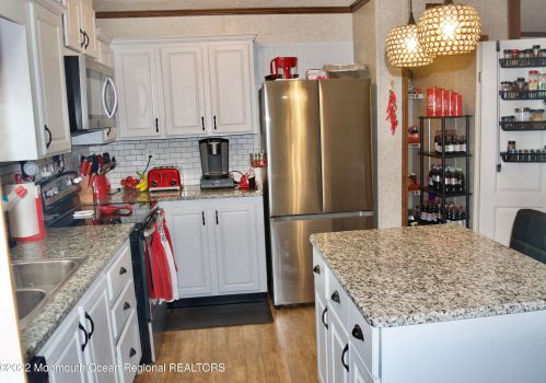 76 Woodchuck Pkwy, Lakehurst, NJ 08759-3640