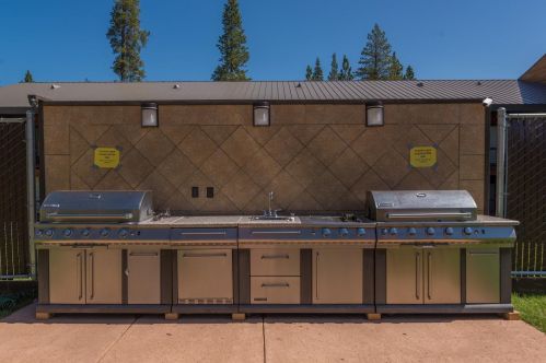 11553 Snowpeak Way, Truckee CA  96161-7063 exterior