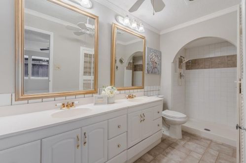 1939 Rambling Rdg Ln, Carrollton TX 75007-3154 exterior