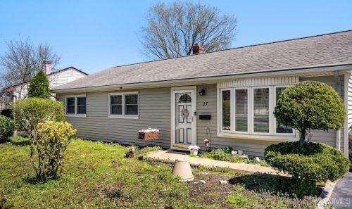 25 Clausen Rd, Edison, NJ 08817-4826
