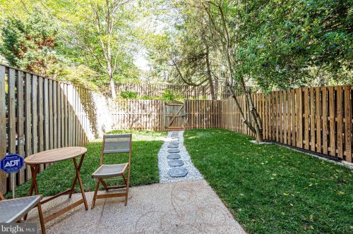 5838 Kara Pl, Springfield VA  22015-3327 exterior