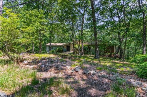 9 Hilltop Rd, Kinnelon, NJ 07405-2173
