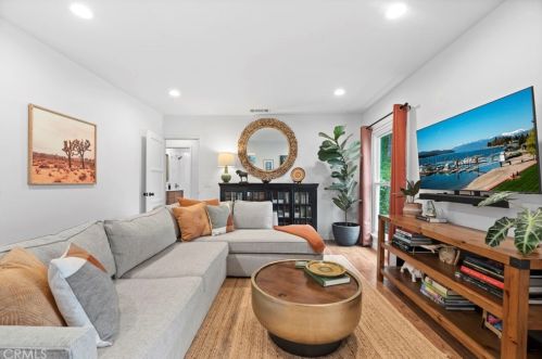 2470 Bywood Dr, Glendale CA  91206-4725 exterior