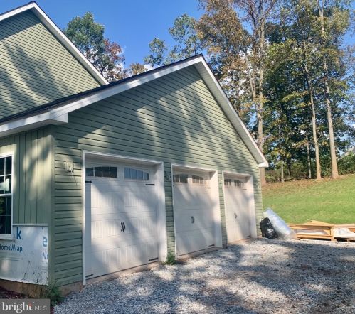 2260 Baker Rd, York, PA 17408-8763