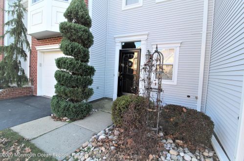 5 Stagecoach Dr, Holmdel Village, NJ 07733-2712