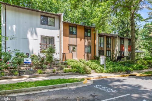 2402 Cloudcroft Sq, Herndon, VA 20191-1743