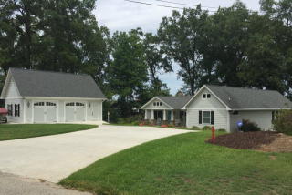 201 Lakeshore Dr, Greenwood, SC 29649-9628
