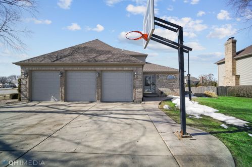 1044 Parkview Cir, Carol Stream, IL 60188-6083