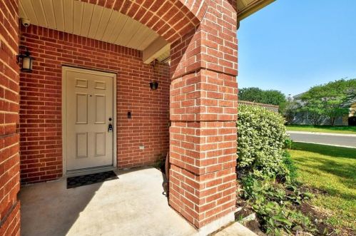 400 Masonwood Dr, Uhland TX 78640-4609 exterior