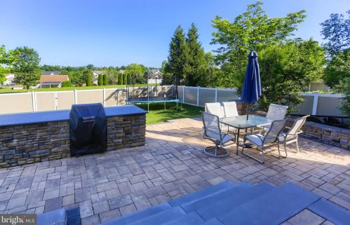1443 Farm Cross Way, York PA  17408-8537 exterior