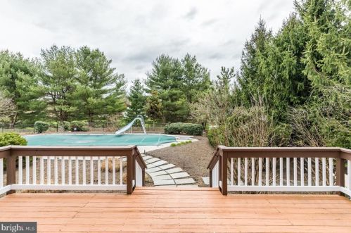 8 Tomlyn Dr, Princeton NJ  08540-4316 exterior