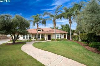 1037 Rossmoor St, Visalia, CA 93291-4166