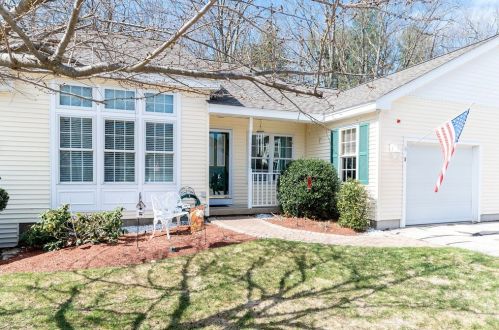 8 Lincoln Dr, Londonderry, NH 03053-3337