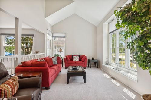 525 Mayfair Ln, Buffalo Grove, IL 60089-3468