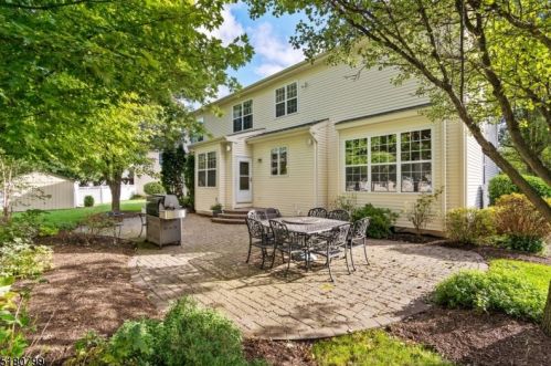 8 Cottonwood Ct, Clinton, NJ 08809-2052