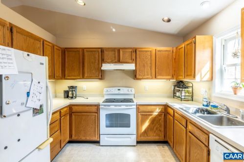 97 Jefferson Dr, Bybee, VA 22963-2022