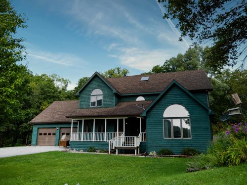 1684 Highwood Dr, La Crescent, MN 55947-8792