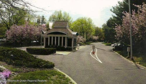 14 Manchester Ct, Tinton Falls, NJ 07701-5489