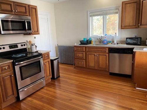 11 Brooks Ave, Middletown, RI 02840-1815