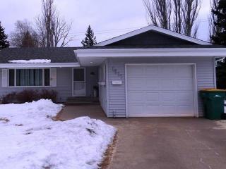 1217 Victory Pl, Bismarck, ND 58501-2438