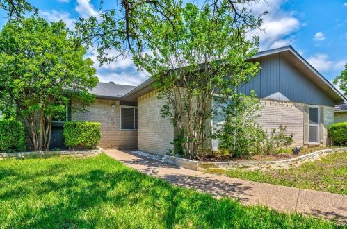 2009 Haymeadow, Carrollton TX  75007-5415 exterior