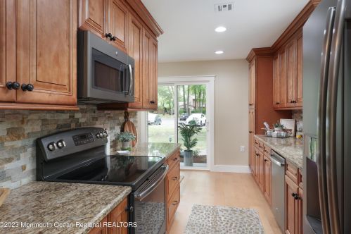 29 Manchester Ct, Tinton Falls NJ 07701-5490 exterior