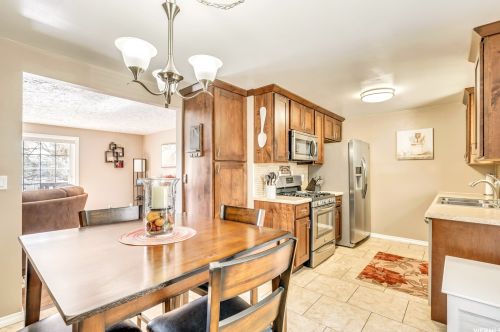 2460 Woodchuck Way, Sandy UT 84093-2770 exterior