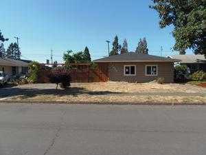 1206 Quinalt St, Springfield, OR 97477-2621