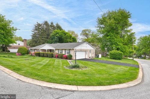 2285 Sutton Rd, York, PA 17403-4533