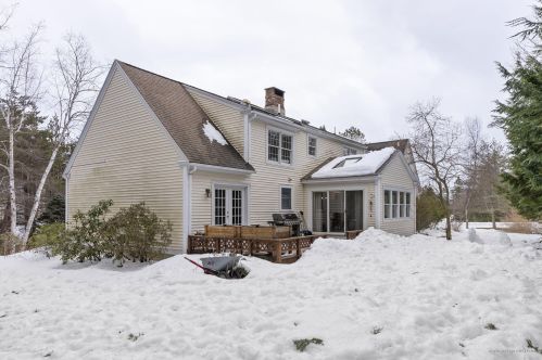 1 Hemlock Dr, Cumberland, ME 04021-4050