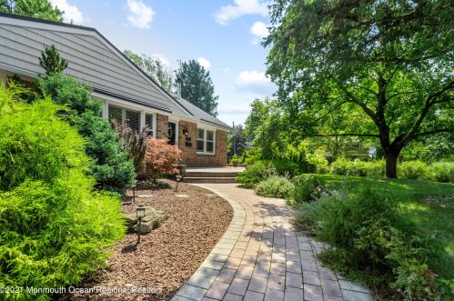 31 Orchard Ave, Holmdel Village, NJ 07733-1108