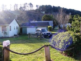 359 57th St, Newport, OR 97365-1111
