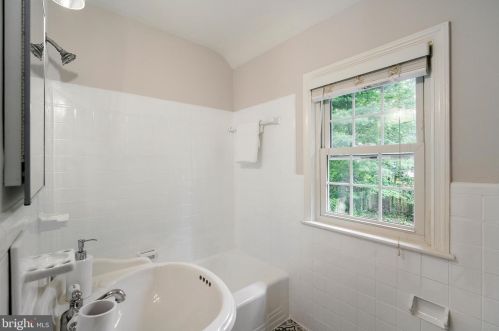 1524 Red Oak Dr, Silver Spring MD 20910-1549 exterior