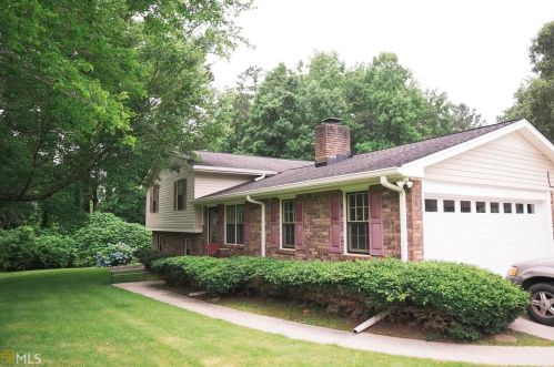 60 Honeysuckle Ln, Carrollton, GA 30116-7040