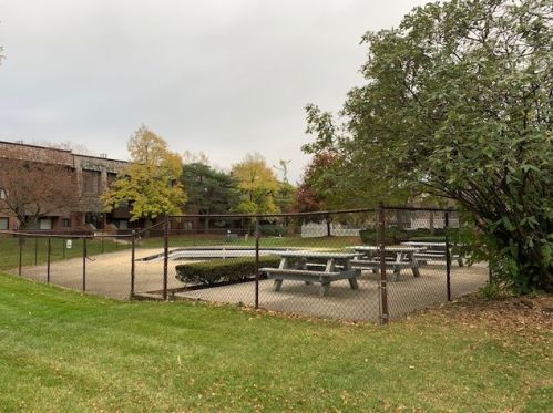 491 Timber Ridge Dr, Carol Stream IL  60188-2820 exterior