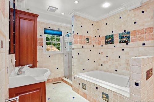 17 Carrington Dr, Greenwich CT  06831-3119 exterior