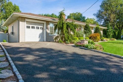 26 Acorn Dr, Clark, NJ 07066-2109