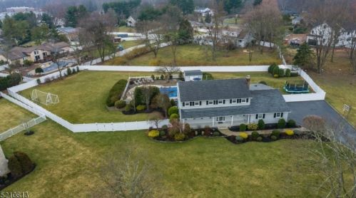3 Unami Ln, Scotch Plains, NJ 07076-2933