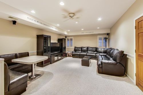 7 Clubside Ct, Willowbrook IL  60527-8129 exterior