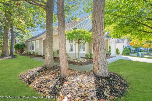1 Kildare Ln, Jackson Twp, NJ 08527-3925