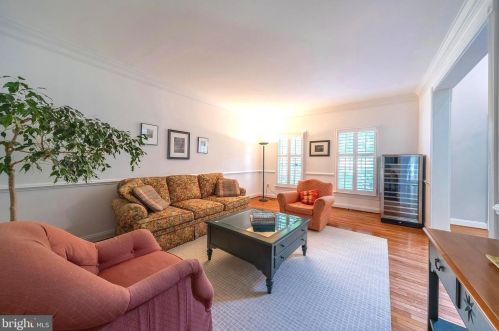 19 Walker Dr, Princeton NJ 08540-2324 exterior