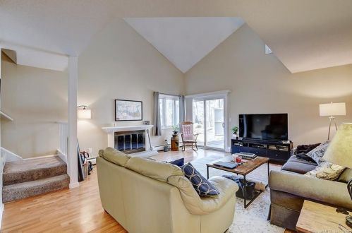 7 Lyle Ct, Farmington, CT 06032-3587