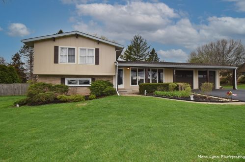 352 Hilltop Dr, North Aurora, IL 60542-1002